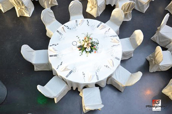 Stühle mit Hussen für Gala oder Hochzeit in Essen mieten.