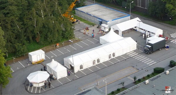 Großflächige Zeltanlage für eine Firmenfeier in Neuss mit Infrastruktur und Außenbereich